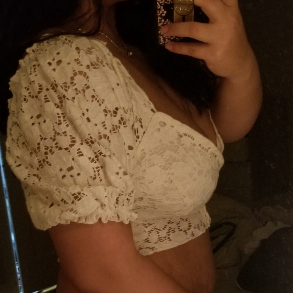 uo urban outfitters lace puff sleeve crop top